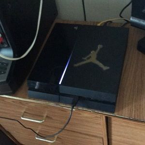 PS4 all black with controller works perfectly